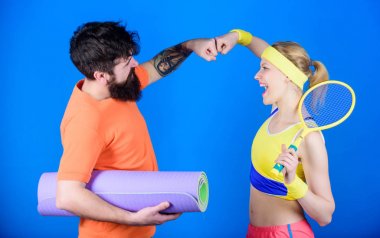 Sportif bir çift. Sağlıklı yaşam tarzı kavramı. Yoga minderi ve spor ekipmanları aşık erkek ve kadın çift. Fitness egzersizleri. Kız ve adam sağlıklı bir hayat yaşıyorlar. Fitness egzersizleri. Egzersiz ve fitness