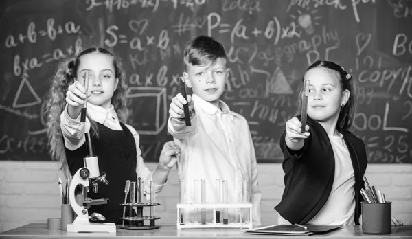 대 한 더 나은 내일. 실험실 현미경 및 튜브를 테스트. 화학 과학입니다. 작은 아이 학교 실험실에서 과학자 수입 화학. 작은 아이 들. 과학입니다. 현미경으로 생물학 실험 — 스톡 사진