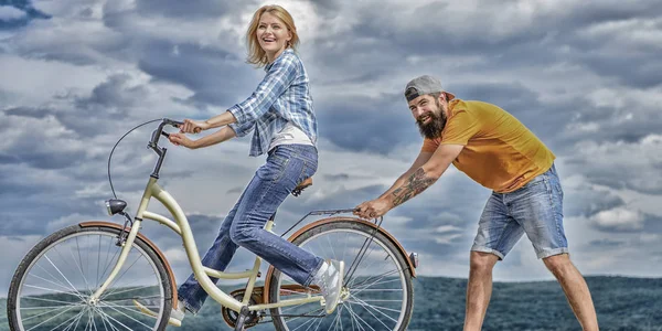 自転車に乗ることの大人を教えます。バランスを見つけます。女性の乗り物自転車空背景。大人としての自転車に乗ることを学ぶ方法。彼氏の間ロード サイクリングの女の子は彼女をサポートします。バランスを保つし、自転車に乗る男に役立ちます — ストック写真