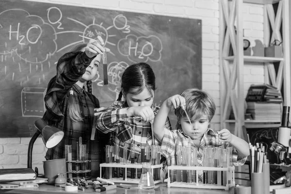 化学の授業の生徒たち。学校に戻る教育の概念。幸せな子供たち。実験室で実験をする子供の科学者。学校化学研究室考えを共有する — ストック写真