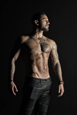 Dövmeli adam seksi kas gövde göster. Sporcu altı paketi ve AB vücut geliştirmeci pazı ve triceps ile. Dövme kot pantolon ile manken. Fitness ve spor vintage filtre ile ilgilenmek