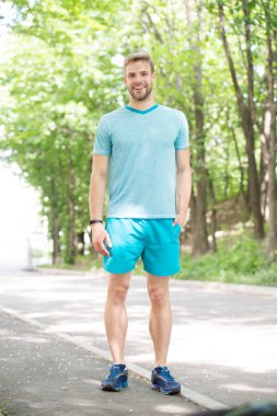 Sporcu yaşam tarzı. Metroseksüel görünüm kavramı. Parktaki yakışıklı atlet. Erkek güzelliği. Spor refahı ve öz bakım. Yakışıklı adam sportif kıyafet kendinden emin görünüyorsun. Adam yakışıklı sakallı yüz