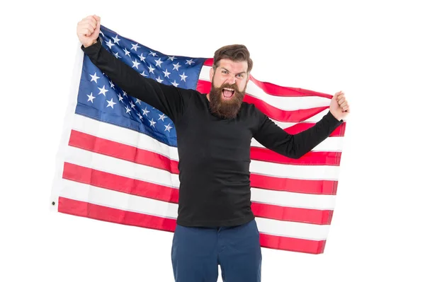 Tenho a bandeira dos EUA sobre o meu coração porque sou patriótico. Patriótico hipster segurando bandeira americana em fundo branco. Homem barbudo sentindo-se patriótico e feliz no dia da independência. Ser patriótico para os EUA — Fotografia de Stock