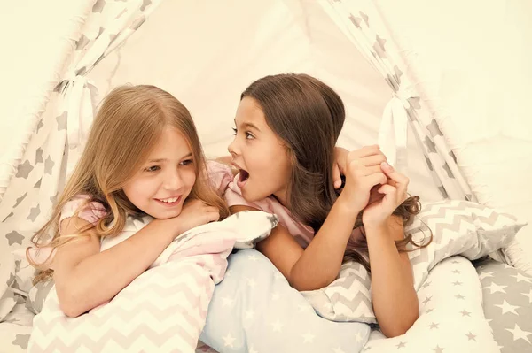 Lazer feminino. Irmãs compartilham fofocas se divertindo em casa. Festa de pijama para crianças. Aconchegante casa Tipi lugar. Irmãs ou melhores amigos passar o tempo juntos leigos na casa de Tipi. Meninas se divertindo casa Tipi — Fotografia de Stock