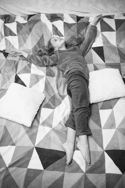 Niña niño pequeño usar pijama lindo suave mientras se relaja en la cama. Bebé cansado relajándose. Pijamas y ropa para el hogar. Pijamas y textiles de dormitorio. Niño disfrutar del ocio. Pijamas cómodos para relajarse —  Fotos de Stock