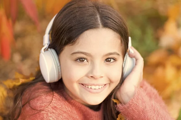 Dać rowku. Szczęśliwe dziecko nosić słuchawki. Małym fanem muzyki na jesienny dzień. Szczęśliwa dziewczynka w jesieni. Mała dziewczynka słuchać muzyki. Wszyscy zasługują na muzykę — Zdjęcie stockowe