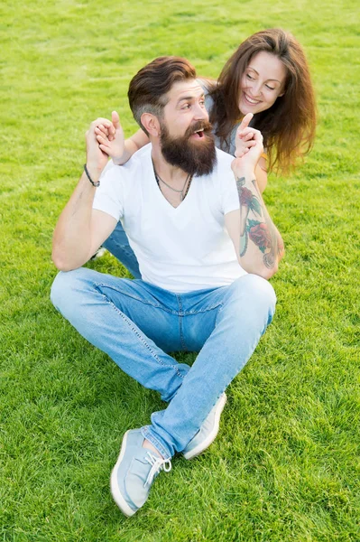 ソウルメイトに最も近い人単純な幸せ緑の芝生でリラックス愛のカップル。遊び心のあるガールフレンドとボーイフレンドのデート。カップル関係の目標。カップルは自然の中で時間を過ごします。屋外で素敵なカップル — ストック写真