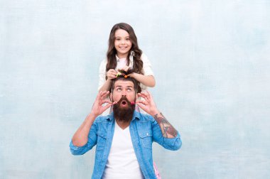 Saç modelini değiştir. Kız kuaförü. Babalığın tadını çıkar. Mutlu an. Kız yetiştirme. Komik saç modeli oluşturun. Çocuk saç modeli stil baba sakal yapma. Ebeveyn olmak, çocuk ilgi alanları için mevcut olmak anlamına gelir
