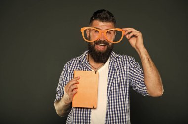 Çok zeki. Üniversite erkek öğrenci ders notları ile. Kitap nerd süslü gözlük takıyorum. Adam ders kitabı ile parti bardaklarda sakallı. Kitap nerd çalışma