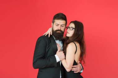 Bu gece dans edelim. Aşk ihale sarılmak kırmızı arka plan dans zarif çift. Kalbin ritmini hisset. Birlikte mutlu. Smokinli adam ve partide dans eden kadın siyahi elbise. Tutkulu çift dans