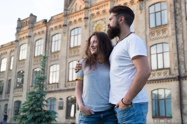 Hipster i ładna kobieta w miłości stoją w architekturze ulicznej budynku tła. Poczuj moją miłość. Szczęśliwy razem. Para w miłości chodzenie zabawy. Delikatne przytulić. Para relaksujące ciesząc się nawzajem — Zdjęcie stockowe