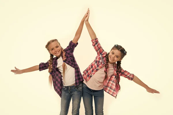 Vestido para que coincida con su amigo. El mejor amigo vistiéndose. Chicas amigas usan trajes similares tienen mismo peinado kanekalon trenzas fondo blanco. La familia de las hermanas se ve vestida. Vestido similar con mejor amigo —  Fotos de Stock