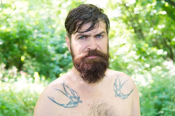 Extrem värme. Man törstig svettig hipster naken i skogen. Värme koncept. Sommarvärmen. Skäggiga tatuerade killen slappna av i naturen varm sommardag. Hipster våt hud och hår överlever värme. Vacation Resort — Stockfoto