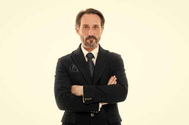 Her biri için mükemmel bir takım. Adam yakışıklı olgun moda model beyaz arka plan üzerinde şık takım elbise giymek. Ismarlama takım elbise her takan yağ çekme. Takım elbise beyler güven duygusu aşılamak