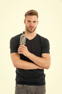 Adam bakım sağlık ve su dengesi. Sporcu bakım hidrasyon su besin vücut. Sağlıklı yaşam konsepti. Susuz hissediyorum. Adam atlet tutun su şişesi. Adam içki su beyaz arka plan üzerinde