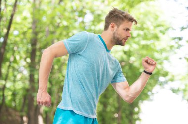 Spor bir yaşam biçimidir. Sporcu yaşam tarzı. Parktaki yakışıklı atlet. Erkek güzeli. Spor refahı ve kişisel bakım. Yakışıklı sporcu kıyafeti kendinden emin görünüyor. Yakışıklı sakallı adam. Spor koçu