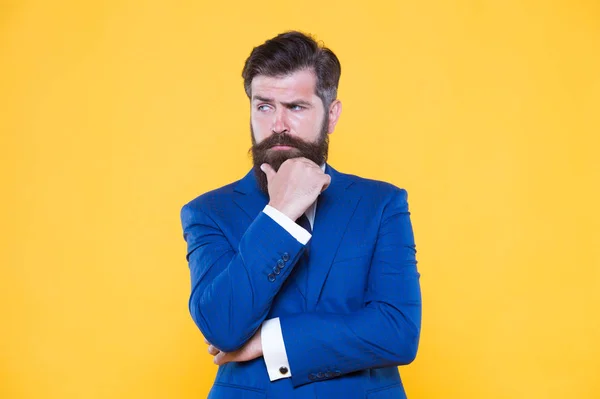 Goût de succès. Succès beau gestionnaire hipster top. Barbier et styliste mode. Beau concept de mec. Homme d'affaires confiant bel homme barbu en costume officiel. Parce que tu le vaux — Photo