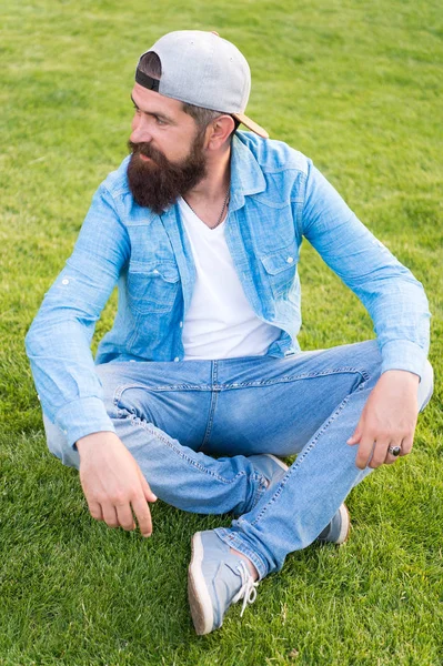 Hipster styl życia. Cool Hipster z brodą nosić stylowe Baseball Cap. Brutalny przystojny człowiek Hipster odpoczynku w letni dzień. Brodaty człowiek modny styl Hipster. Facet nowoczesny strój. Swobodna i komfortowa — Zdjęcie stockowe