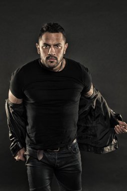 Sakallı adam ciddi bir yüz. Tshirt soyunmak deri ceketli adamı. Rahat tarzı kıyafetler moda maço. Güven ve karizma. Moda stil ve eğilim kavramı, vintage filtre