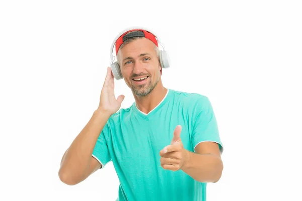 Auriculares inalámbricos para el deporte. Concepto de auriculares modernos. Hombre guapo deportista sin afeitar escuchar música auriculares gadget. Escuchar música para la motivación. Entrenamiento cómodo con lista de canciones favoritas — Foto de Stock