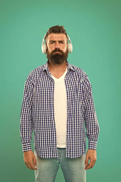 Excelente som. Conceito de biblioteca de música. Caminhando com música. Cidadão urbano do estilo de vida. Música sempre comigo. Homem ouvindo música fones de ouvido sem fio. Hipster desgaste moderno tecnologia gadget fones de ouvido — Fotografia de Stock