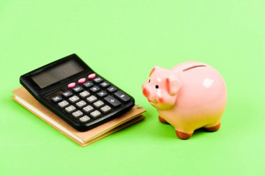 para tasarrufu. Muhasebe ve bordro. hesap makinesi ile moneybox. Kumbara. sermaye yönetimi. Muhasbe. mali rapor. planlama bütçe sayma. Commerece işi. Para kokuyor