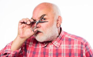 tıraş aracı kiti. olgun sakallı adam beyaz izole. makasla saç kesin. Traşsız yaşlı adamın bıyığı ve sakalı var. berber dükkanı kavramı. tıraş aksesuarları. Hayatınıza biraz eylem ekleyin