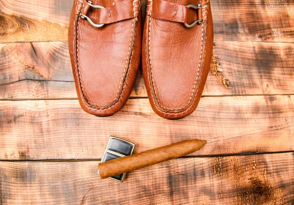 Vintage-Hochzeitsbräutigam. Retro-Stil. Schuhgeschäft. Gentleman Set für echte Männer. Männerclub. Modeaccessoires. Geschäftsdetails. Eleganter Look. männliche braune Lederschuhe. Männerschuhladen. moderner formaler Stil — Stockfoto