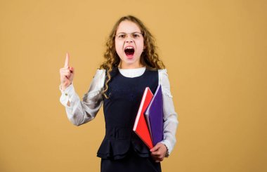 şok küçük kız öğretmen olmak istiyor. ev işi. günlük notları için not defteri. çalışma dersi. bilgi ve eğitim. Okula geri dön. kağıt klasörü ile küçük kız. Sınavlara hazırlık