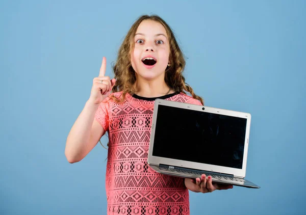 Προσωπικό μπλογκ. Κοινωνικά δίκτυα και μπλογκ. Η ιδέα του ιστολογίου. Παιδί μικρό κορίτσι με φορητό υπολογιστή. Μικρό παιδί που χρησιμοποιεί PC. Ψηφιακή τεχνολογία. Παιδί μελέτη με φορητό υπολογιστή. Σέρφινγκ στο ίντερνετ. Αναπτύξτε το δικό σας ιστολόγιο — Φωτογραφία Αρχείου