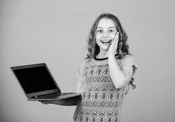 Educación en línea y aprendizaje electrónico. desarrollo infantil en la era digital. Usando las redes sociales. compras en línea con Internet móvil. marketing digital de negocios. niña feliz con cuaderno. Hometask — Foto de Stock