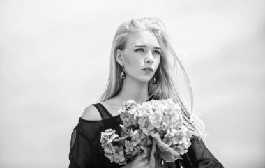 Buket kız için. Moda ve güzellik endüstrisi. Bahar kutlamak. Kız moda model ortanca çiçek taşırlar. Bahar taze buket. Bahçe ve Botanik kavramı. Çiçekler bahar koku ihale