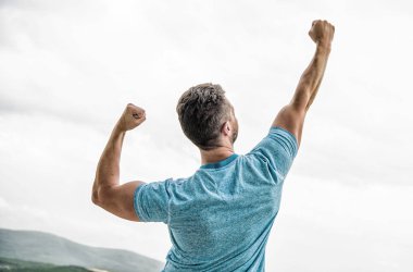 kaslı geri adam beyaz izole. şanslı başarılı adam. servet oyunu. kazanan yarışmayı kutlayın. Kazanan hepsini alsın. Sporcu zaferi kutluyor. Adam hırslı seviyor motive kazanmak ve başarı