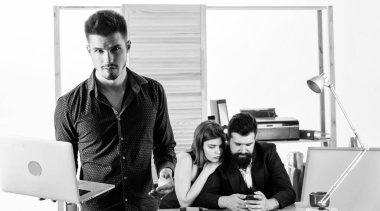 Teknoloji sürüş ve iş her gün dönüştürme. Genç çalışan dizüstü mobil teknoloji kullanarak Meslektaşlarımız süre kullanma. Müşteriler ile iletişim teknolojisini kullanarak. İş teknolojisi