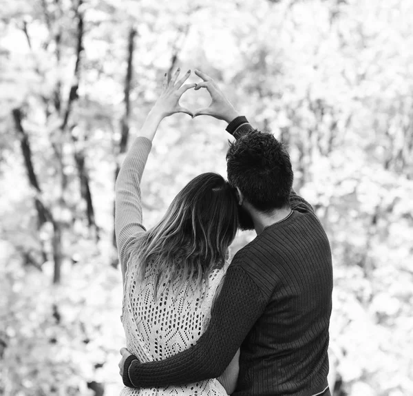 Citas y otoño concepto de amor. El hombre y la mujer se volvieron hacia atrás — Foto de Stock