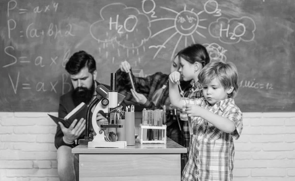 Πειραματίζονται μαζί. Υποστηρικτικό περιβάλλον Εξερευνήστε το στέλεχος. Πρακτική γνώση. Φροντίδα και ανάπτυξη των παιδιών. Σχολικά μαθήματα. Τα παιδιά αξιαγάπητοι φίλοι διασκεδάζουν στο σχολείο. Σχολική χημεία εργαστήριο ιδέα — Φωτογραφία Αρχείου