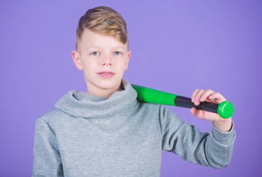 Jimnastik salonu iş genç çocuk. Çocuk sporcu. Fitness diyet sağlık ve enerji getiriyor. Sopası ile beyzbol oyuncusu. Başarı. Çocukluk etkinlik. Spor oyunu. Kazanmak için mücadele. başarı kutluyor. Ben hep kazanırım