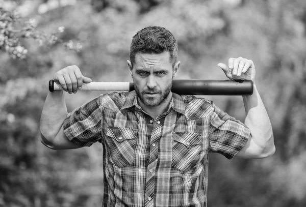 Agresión e ira. lleno de energía. hombre musculoso sin afeitar luchando. Un hombre con bate de béisbol. Soy un criminal. actividad deportiva. El hombre Hooligan golpea el bate. Pandilla de bandidos y conflicto. no hay dolor no hay ganancia —  Fotos de Stock