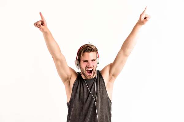 Festival de música dançarino. homem raspado ouvindo música no fone de ouvido. homem musculoso sexy ouvir música esportiva. homem em fones de ouvido isolados em branco — Fotografia de Stock