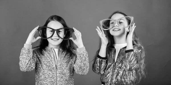 Feliz infancia. Niños alegres sinceros comparten la felicidad y el amor. Alegre y alegre. Concepto de hermandad. Hermanos de relaciones amistosas. Chicas divertidas gafas grandes sonrisa alegre. Fiesta de cumpleaños — Foto de Stock