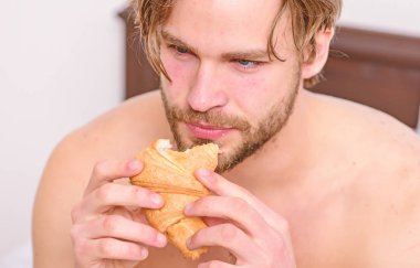 Adam yatakta gündoğumu ışıkta sabah espresso kahve içme sakallı. Yatak odasında eğleniyor büyük çıplak kaslı adam. Yatakta yemek.