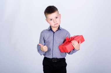 mağaza asistanı. Mutlu çocukluk. Doğum günü partisi. Alışveriş. Boks günü. Yeni yıl. sevgililer hediye ile küçük çocuk. hediye kutusu ile mutlu çocuk. Noel. üzgün mağaza asistanı. üzgün yüz ile mağaza asistanı