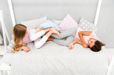 En yakın arkadaşlar. Pijama partisi. Kız kardeşler eğleniyor. Evde gülen kız kardeşler. Samimi bir sohbet. Kız kardeşler ya da en iyi arkadaşlar iletişim kurarak vakit geçirirler. Kız kardeşler mutlu çocukluk