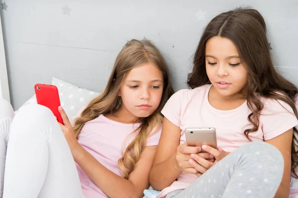 Móvel viciado. Menina jogar jogos smartphone online. Conceito de festa de pijama. Feliz infância. Crianças navegando internet redes sociais de aplicativos móveis. Crianças modernas vivendo online vida telefones celulares — Fotografia de Stock