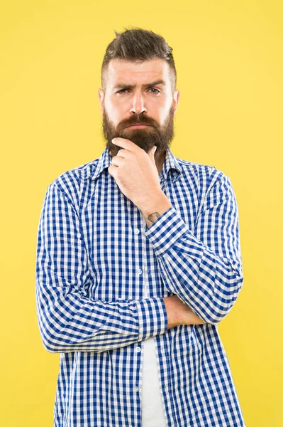 Precisava de um barbeiro para moldar a barba. Homem barbudo a pensar em visitar o barbeiro. Pensativo hipster tocando queixo raspado antes de ir para barbearia. aparar uma barba como um mestre barbeiro — Fotografia de Stock