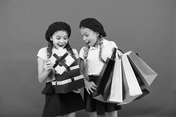 Vásárlás koncepció. Gyermek aranyos kis lány a bevásárló túra. Legjobb ár. Megveszem. Látogasson el a bevásárlóközpont. Gyerekek, lányok tartsa csomó bevásárló táskák, vagy születésnapi ajándékok csomagok. Álmok valóra válnak. Boldog gyermekkor — Stock Fotó