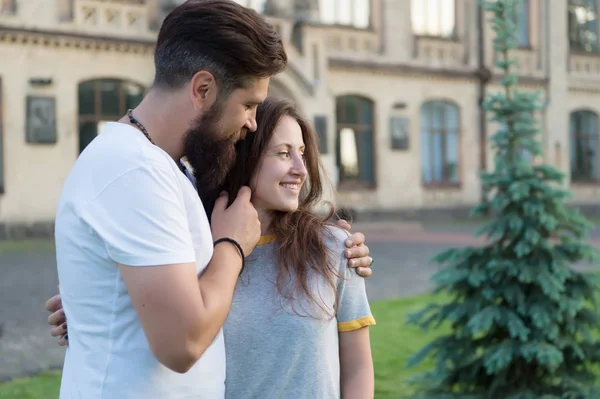 Koppel ontspannen genieten van elkaar. Hipster en mooie vrouw in liefde staan in straat architectuur gebouw achtergrond. Voel mijn liefde. Gelukkig samen. Paar in liefde wandelen plezier hebben. Zachte knuffel — Stockfoto