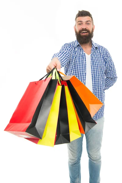 Påsarna är fulla. Happy hipster shopper håller shoppingväskor isolerade på vitt. Skäggiga mannen leende med papperspåsar efter säsongsbunden försäljning. Bära semester inköp i färgglada väskor — Stockfoto