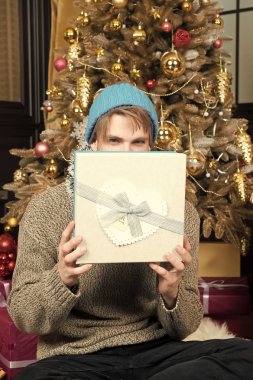 Adam kapak yüzü ile Noel ağacı, hediye kutusu