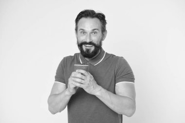 Hipster olgun bir adam elinde kağıt kahve fincanı ile sarı arka planda duruyor. Kahve molası. Giderken iç. Sakallı adam kahveyi tercih eder. Eko yaşam tarzı ve geri dönüşüm. Geri dönüşümlü kahve fincanı